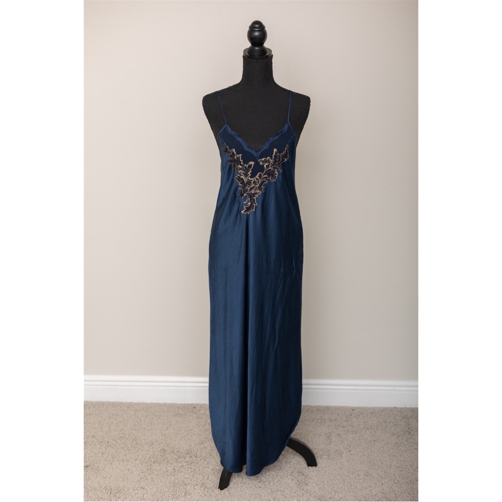 80s Natori Dark Blue and Gold Embrodiered Vintage Nightgown and Robe Size M-L - Picture 3 of 8